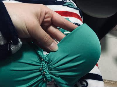 款式和号码都满意!唯独左上缘有块明显的污渍不满意,希望以后注意! 款式和号码都满意!唯独左上缘有块明显的污渍不满意,希望以后注意!