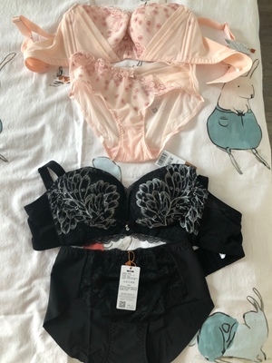 特别满意,很好看。平时穿75b、客服说西施尔的内衣是调整型的码子都有些偏小建议我80c,真的刚好合适。穿着舒服、满意 特别满意,很好看。平时穿75b、客服说西施尔的内衣是调整型的码子都有些偏小建议我80c,真的刚好合适。穿着舒服、满意