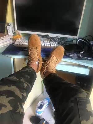 这双鞋子之前就注意过，奈何鞋子价格一直很高，然后看到这家店我就下手了。鞋子还不错，稳稳的，这个色其实并没有想象中的那么难搭，穿上是能感觉到稍微有点增高的，这个不错。因为是麂皮的，觉得很难打理可以去淘宝上买相对的喷雾就行了