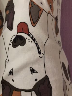 买了两套，就是喜欢裤子才买的。质量一般，上衣质量摸着没有裤子好，很明显能摸出来，上衣起球裤子不起球，但是裤子膝盖会鼓包，而且是鼓很高的包。做工还好，走线挺整齐，线头不多。整体上，穿着挺舒服，但是这个价格偏贵了。