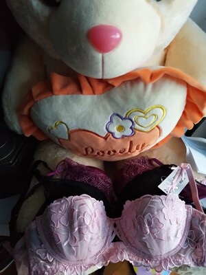 内衣不薄也不厚，双十一有活动一次买了三件，很实惠，同样的价钱在实体店一件也要一百多，还没有赠品和折扣，双十一这次购物很愉快，实体店一件的价格可以在活动期间买到三件内衣。建议各位宝宝们，买了内衣先通风散散味道，再手洗。