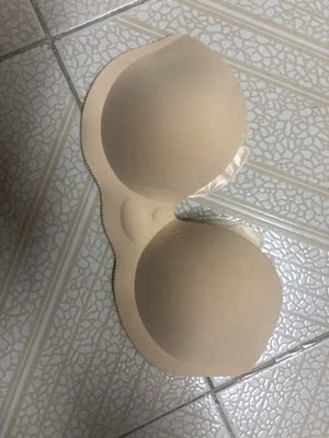 买来当姐妹仔礼服戴的，这是平胸的福利，价格比波波小姐便宜很好，有它穿一字肩都不怕尴尬了