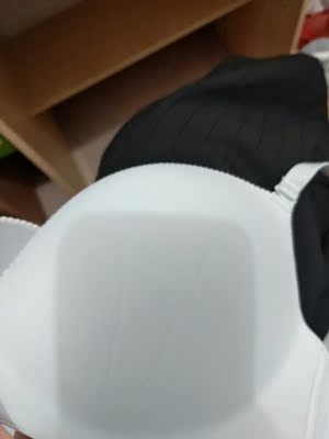 这款稍微有点厚,感觉应该有1cm了,我喜欢更薄一点的,但是型还不错,有点比基尼的感觉,不是聚拢款的的是满有型的很适合一字肩之类的衣服。有一些味道,洗洗晾晾应该就好了很多,因为是第一次买无痕的这么厚的,所以也不知道是不是正常,下水洗一次感觉海绵就皱皱的了,感觉和枕头一样过会又会恢复一点。我纯粹是为了配一字肩才买的,不过总体还行。但还是更喜欢聚拢收副乳四排扣的。 这款稍微有点厚,感觉应该有1cm了,我喜欢更薄一点的,但是型还不错,有点比基尼的感觉,不是聚拢款的的是满有型的很适合一字肩之类的衣服。有一些味道,洗洗晾晾应该就好了很多,因为是第一次买无痕的这么厚的,所以也不知道是不是正常,下水洗一次感觉海绵就皱皱的了,感觉和枕头一样过会又会恢复一点。我纯粹是为了配一字肩才买的,不过总体还行。但还是更喜欢聚拢收副乳四排扣的。