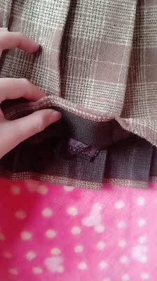 冬天穿？？？我之前买的小裙子都比这个厚emmm 薄得一言难尽 都能透过去了ps：图三灰色小裙子是对比