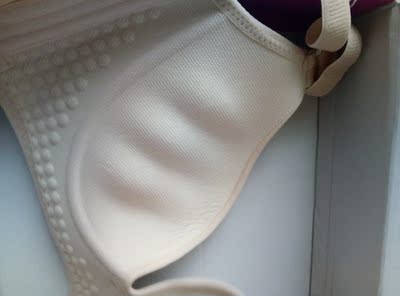 外包装很精美，聚拢效果好，杯罩内边上斥皱褶压不平整，穿上后腋下位置那支撑位不平顺。好评吧。 PS:客服老催，有点烦。