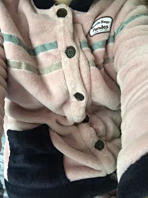 挺好看的，但是没有我身上穿的厚，三年前也在你家买的，老顾客了，一下买两套也没小礼品送，老板真抠门