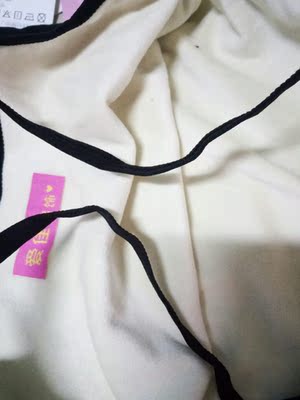 已经在穿了呢，内里的绒绒超级舒服，喜欢系吊带，小v领子~