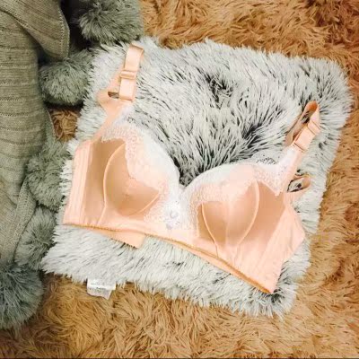 卖家态度很好，很有耐心，问问题很及时就回复了。而且内衣质量很好啊，面料用的还是比较高档的。因为没有钢圈所以穿了一天觉得很舒服,款型很好呢 穿上很合身 好评