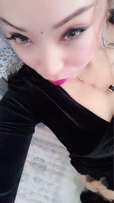 衣服面料质量真的很好，穿起来特别好看，本人特别喜欢，喜欢的美女赶紧下手吧