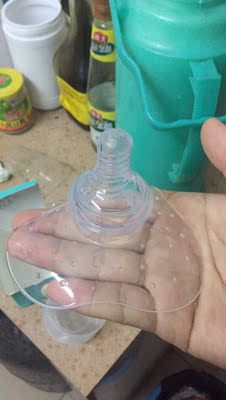 第三次买新贝的产品了，从吸奶器到防溢乳垫，到这个。 记得当时喂奶的时候痛了20多天，我不知道怎么坚持的，当时也不知道这个神器，后来是去通乳，看到有宝妈用聊了一下才知道，不过那个时候我已经不痛了，免疫了，这个买来送给朋友的。小朋友预计2月份出生，希望到时候可以用得上，目前看来他也很满意，因为他一胎放弃母乳就是因为太痛，这一胎他想试试母乳。