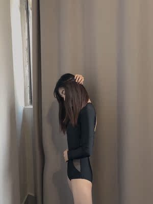 为了泡温泉选了好多家泳衣，买了三件，最终还是决定留下这件了，首先款式看起来比较保守不会漏，露背又很性感漂亮，款式很显瘦很有气质，朋友说腰部的造型看起来显腰细，面料做工也好，面料手感光滑，比较有弹性，做工也不错基本没有线头这些。价格也很实惠，性价比很高，特意还买了件一百多的同款，质量都差不多，果断给退了。希望店家多上新，有需要还会回购的。、