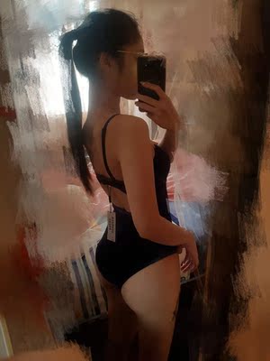 室内灯光有点暗所以照出来有点黑。实物颜色和图片无色差是很高级的深蓝色。质感做工都特别好绝对值这个价，就是胸太小的妹子(我)穿这个可能撑不起来。还好这个泳衣的设计可以完全覆盖住胸部就算空杯了也看不出来也不会走光。虽说是有加厚过的但是就只是薄薄加了一层，聚拢效果没想象中那么好。但总体还是很满意的～我163cm/48kg/70B给妹子们作参考吧～