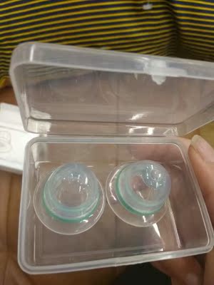 戴上矫正器用了几天了，刚开始有点痒痒的，习惯了就好了，但是不吸了又会陷进去，应该需要循序渐进的过程吧，希望有效果，包装也很卫生，在小盒子里，硅胶材质很环保，没有异味，有这样问题的姐们们可以买了试下，感觉这个挺好用的，主要的还便宜呢。