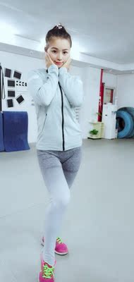 第一次尝试渐变色系的运动裤，还是这么贴身的，看我的大粗腿还是不会显很胖，面料超级舒服有弹力。高腰设计很好的保护腰部不受寒，贴心的设计噢