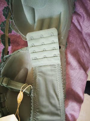 非常好看也非常喜欢,要是能把胸前花边那个带子换成带弹力的就更好了 非常好看也非常喜欢,要是能把胸前花边那个带子换成带弹力的就更好了