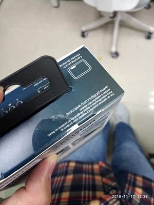 直说商品体验，隔音很好，所以感觉听着很舒服，劲儿足又不会难受，饱满又不发胀，声音给五星。 做工真的不怎么样，首先外包装的贴签是被撕过的，耳机拿到手很轻廉价感很足，另外如图，那里是粘上的，漏胶了。 有人说线硬，硬一点可能不容易乱糟糟缠成一团吧。