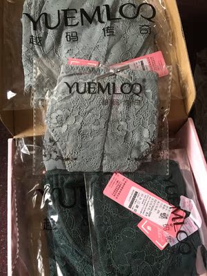 这是自己第二次在这家店铺买内衣了，因为自己之前从来没尝试过这么薄的内衣，之前买了两套穿着觉得特别舒服，没有那么闷热的感觉，很自然的亲肤，上次的内衣穿着没发现身上有掉色现象，但是清洗时会有一点褪色，也不知怎么搞得，店家应该知道这样的女士贴身之物，肯定不会用不好的面料吧，自己还是忍不住又回购了两套，作为过年期间穿，这次买了内部有防凸起的棉了，这样更完美了，薄而不尴尬，挺好的内衣，蕾丝设计很甜美，女生一般都喜欢这样的吧，墨绿色，颜色很正，灰色也好看，挺满意的哦