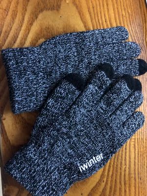 手套很暖和啊，还可以带着玩手机。带着不是很臃肿，但是质量保暖都很好。手掌那里还防滑。真的很棒