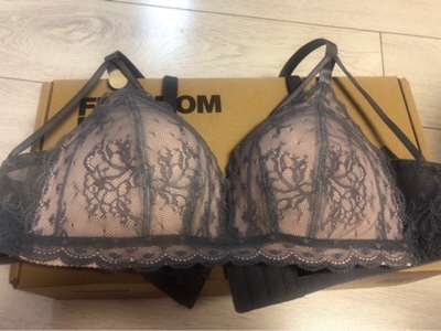 童鞋们！！半-价买滴哟！公&nbsp;总~号搜：【小华日记】再去买，超级棒！！！！排在最上面的那个才是哦！！老顾客了，文胸很漂亮，蕾丝精致，预售款价格实惠，发货也挺快。真好，这个真滴非常好穿，之前买了黑色的，现在又买白色的，很nice！！！！