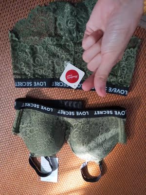 墨绿色超级好看，颜色很正。质量一直很好还会再来的啊哈哈哈哈哈哈哈哈哈哈