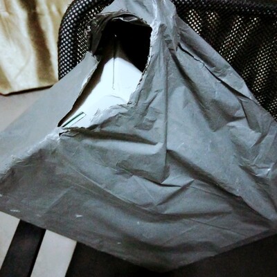 收到快递时，让我很无语，包装袋子烂的&hellip;&hellip; 然后盒子也扁了。这块不满意！  一起拍了3件，质量和态度很好，一开始在担心大小问题，然后给推荐的码也合适，也很有耐心。 这个要给5星