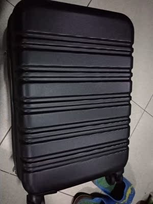 不错 卖家最后还是发了顺丰 赞一个 箱子很满意 目前看来质量还是不错的 有海关锁 挺硬实的 防划痕的 还送了收纳袋和贴纸 满意 轮子不涩 旅行的话 够了