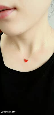 很精致的一条项链,小红心很有特色,金项链也很好,亮亮的。特别搭配白色衬衫和白色雪纺衫,很显白,特别好看!搭配秋冬衣服也很OK 很精致的一条项链,小红心很有特色,金项链也很好,亮亮的。特别搭配白色衬衫和白色雪纺衫,很显白,特别好看!搭配秋冬衣服也很OK