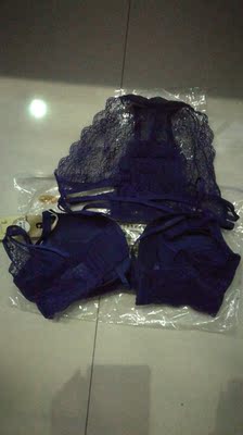 满意，文胸套装款式新潮，凸显女性完美身材，凹凸有致曼妙多姿，做工精细，车线结实，我爱人特别喜欢前扣款式，快递公司发货速度也很快，包裹完好无破损，给力！