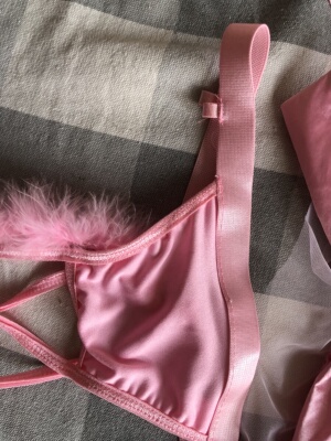 像男同穿的。。。。已经扔了。。。。 色差大的完全不像同一件