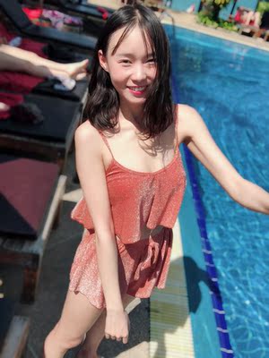 发货速度很快，出去巴厘岛玩穿了一下很好看特别美，很喜欢这种特殊的面料，很飘逸仙气满满十足好看，下水后也是速干的也不会尴尬面料挺好的！颜色特别抬肤色，十分的显白，比图片暗点但实物很好看！出去玩的时候一定买两套泳衣带着，方便换穿酒店晾不干的！犹豫的可以放心购买，一直在这家买质量挺好的，新款比较多，有问题客服解决也比较及时！支持这家店家，很棒棒哦&hellip;&hellip;