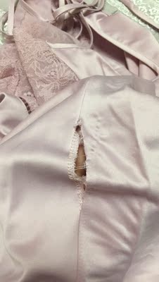 气愤到不想说话,看图吧。发货也不检查一下。破了这么长一道口子,我都不知道怎么补。 气愤到不想说话,看图吧。发货也不检查一下。破了这么长一道口子,我都不知道怎么补。