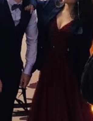 忘记评价了，带出来拍婚纱照，一天穿着都没问题，没掉没歪的，可能也是现在天气较冷了，盛夏就不知道了。本来带了两个出来，另一个牌子的化妆师都没用到，不错～聚拢增大效果也挺好的～我A挤出很明显的沟～