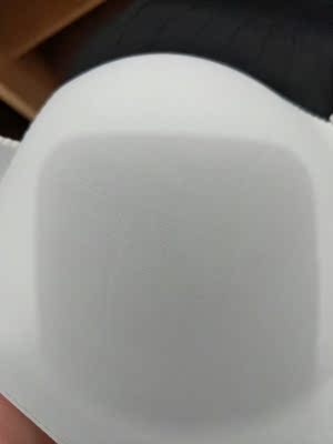 这款稍微有点厚,感觉应该有1cm了,我喜欢更薄一点的,但是型还不错,有点比基尼的感觉,不是聚拢款的的是满有型的很适合一字肩之类的衣服。有一些味道,洗洗晾晾应该就好了很多,因为是第一次买无痕的这么厚的,所以也不知道是不是正常,下水洗一次感觉海绵就皱皱的了,感觉和枕头一样过会又会恢复一点。我纯粹是为了配一字肩才买的,不过总体还行。但还是更喜欢聚拢收副乳四排扣的。 这款稍微有点厚,感觉应该有1cm了,我喜欢更薄一点的,但是型还不错,有点比基尼的感觉,不是聚拢款的的是满有型的很适合一字肩之类的衣服。有一些味道,洗洗晾晾应该就好了很多,因为是第一次买无痕的这么厚的,所以也不知道是不是正常,下水洗一次感觉海绵就皱皱的了,感觉和枕头一样过会又会恢复一点。我纯粹是为了配一字肩才买的,不过总体还行。但还是更喜欢聚拢收副乳四排扣的。