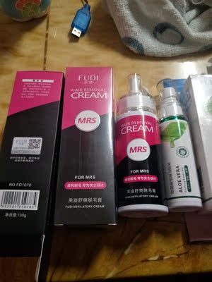 不错的一款脱毛膏，还是男朋友帮我下决定的，总在那几家看来看去，我男朋友帮我绝对这家的，还好没有挑错，得到我想要的效果了，谢谢亲爱的，很好用，同时抑制效果也蛮不错的，效果越来越明显了特意用过以后才来评价，无痛脱毛也脱得干净，赠送的刮板很趁手，涂抹后，等时间到了刮，全程不脏手，毛脱得也比较干净，没过敏，而且脱的也比较干净，产品特别温和，脱毛膏的效果不错，十多分钟就可以轻轻松松脱毛，无痛脱毛也脱得干净，很好用。