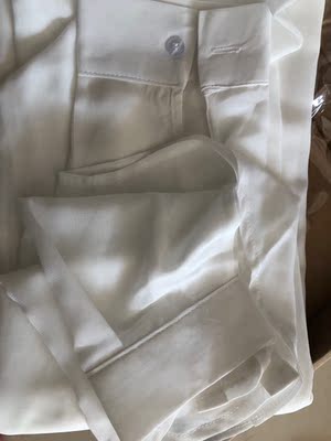 特别透，因为送朋友的，所以没有全摊开看，大体看了下还不错，面料摸着也舒服，不知道合不合身。衬衣领子是软塌的，不是硬的，走线和扣还可以