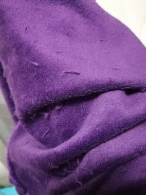 穿了一天下来，挺舒服的，但是，翻到里面吓我一跳，这毛毛球到处都是，贴身穿有点害怕啊