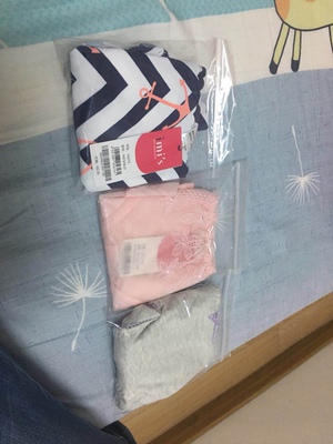 质量不错～很喜欢&hellip;&hellip;有券，买了三条，无痕海军风的手感最好，但是不知道会不会夹缝～蕾丝的很透很性感，有一个类似的，透气舒服～纯棉的虽然颜值不如其他两条，但是纯棉的嘛，大家都懂～