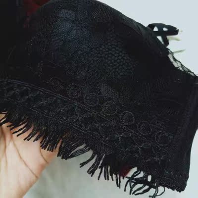 内衣真的太太太好看了，杯面的蕾丝超漂亮，下边有点民族风的感觉，穿上很舒适，里边是手模杯，旁边还有按摩的小颗粒，穿着超级聚拢，超舒服，酒红很显白，很特别，我晚上拍出来有点失真，实物颜色比较深，更显白，好喜欢这个款！