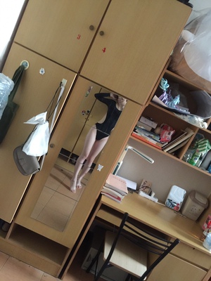 试穿了一下，大小正好。打算下学期游泳课的时候穿。