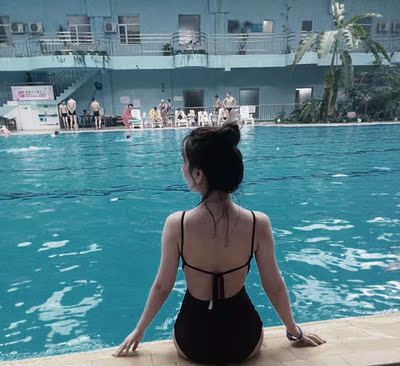 泳衣女儿穿上了，效果太好了，发几张图片，秀一下，共亲们做个参考，穿身上效果比实物更好看，亲们可以放心入手啊。