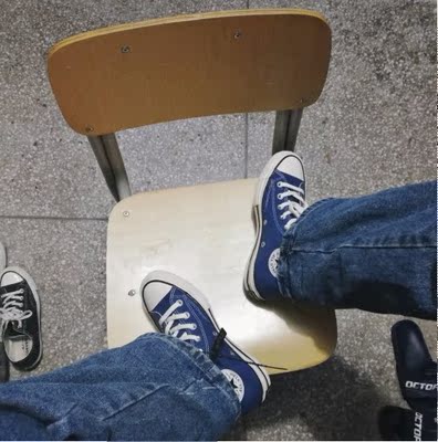 鞋子真的超乎我想象的好也不贵，是真的我平常穿44的鞋，匡威都穿的43，也不紧，穿起来也超级舒服，超级经典的鞋款，喜欢好久了