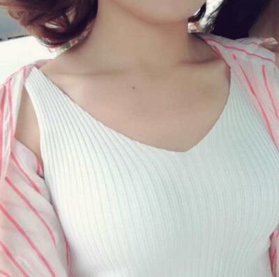 之前是听朋友介绍过来的,刚抹上去就有种微微热的感觉,吸收很快,很清爽。我就是胸部太小了,典型的飞机场,完全平的,这个用了这么久之后真的没有发现任何副作用,而且胸部也开始大了不少,好开心啊,想不到真的是想不到,要再多买点,继续用下去。 之前是听朋友介绍过来的,刚抹上去就有种微微热的感觉,吸收很快,很清爽。我就是胸部太小了,典型的飞机场,完全平的,这个用了这么久之后真的没有发现任何副作用,而且胸部也开始大了不少,好开心啊,想不到真的是想不到,要再多买点,继续用下去。