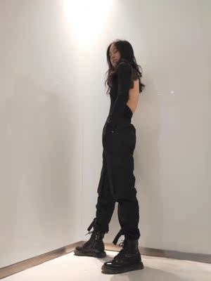 很酷的欧美装,配工装裤很合适,很贴身,不会皱,质感也比较舒适 很酷的欧美装,配工装裤很合适,很贴身,不会皱,质感也比较舒适