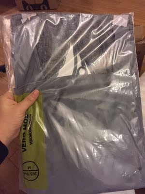 晚上照的,有些色差,但是还好,也能接受,盒子拿到的时候都有些压变形了,还好里面是完整的,质量还行,也就值这个价吧 晚上照的,有些色差,但是还好,也能接受,盒子拿到的时候都有些压变形了,还好里面是完整的,质量还行,也就值这个价吧