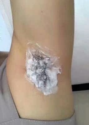 脱的挺干净的，已经都这么久了还是没有长毛出来，涂抹脱毛膏大约十几分钟后凉凉的然后就用送的刮板轻轻的反向的刮，马上就刮掉后，脱的很干净后用清水洗掉，涂抹上舒缓水，味道也不难闻，皮肤也变得光滑细腻了。以后穿性感的泳衣没什么好担心的了，&nbsp;真的是物有所值,非常的满意。