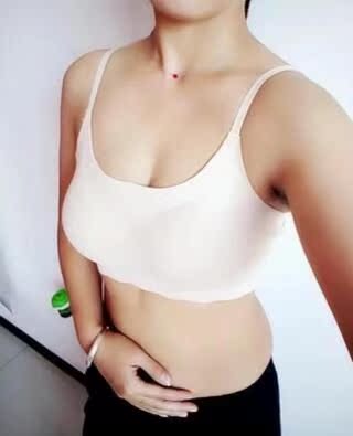 卖家服务态度好发货快价格实惠说实话想丰胸的姐妹们选这个产品没错，我推荐给你们坚持使用还是看得到效果的，买了这个产品后，我每天都在坚持使用，现在已经能看的出很明显的变化了，胸部和之前相比增大了很多，看起来真是挺拔了很多，而且皮肤还变白了，比以前光滑细腻了不少，,质量很好,物流快,包装很好,温和不刺激,没有副作用，很喜欢