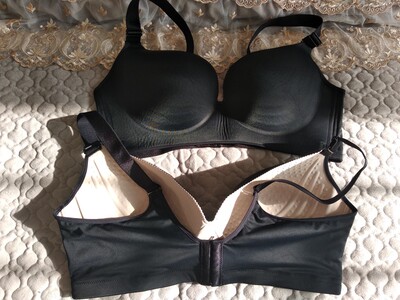 这是第二次买他家的内衣了,老板很热情,还给我拍照片,原来老板卖内衣有实体店,这次为了过年又来买了两件内衣,这款属于全罩杯,本人比较胖而且胸大,所以按照平时穿的码子买的,如果比较瘦的妹妹买的话建议小一码应该很好些。收到货后试穿下很合适,而且显得胸小,聚拢效果一般,不如之前那款效果大。料子很薄很柔暖,而且洗了不掉色。很满意!! 这是第二次买他家的内衣了,老板很热情,还给我拍照片,原来老板卖内衣有实体店,这次为了过年又来买了两件内衣,这款属于全罩杯,本人比较胖而且胸大,所以按照平时穿的码子买的,如果比较瘦的妹妹买的话建议小一码应该很好些。收到货后试穿下很合适,而且显得胸小,聚拢效果一般,不如之前那款效果大。料子很薄很柔暖,而且洗了不掉色。很满意!!