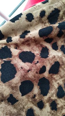 衣服很喜欢，是我喜欢的款式，料子很舒服，这个衣服俩面都可以穿，好性感