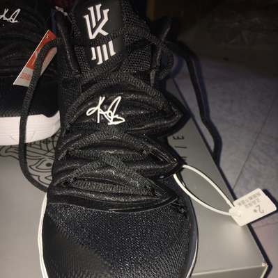 鞋子收到了,上脚试了一下,个人觉得鞋底还是有一点硬,颜值还是不错的,只是穿脚上后发现右脚比左脚往里偏!脱下来仔细对比确实偏的厉害!不知道是不是本来就偏!不知道是否是正品。 鞋子收到了,上脚试了一下,个人觉得鞋底还是有一点硬,颜值还是不错的,只是穿脚上后发现右脚比左脚往里偏!脱下来仔细对比确实偏的厉害!不知道是不是本来就偏!不知道是否是正品。