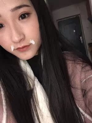 第一次用这个东西，没想到这么好用。我是个汗毛特重的女汉子，嘴周小胡子颜色太黑，上学的时候同学都笑话我的小胡子，就连搞文艺汇演都让我反串男生，说我有胡子不用化妆贴胡须。早知道还有这种脱毛膏神器何必那么尴尬。按照说明涂抹就行，效果很明显，小胡子有被改善变细了很多，生长的也慢哈哈哈